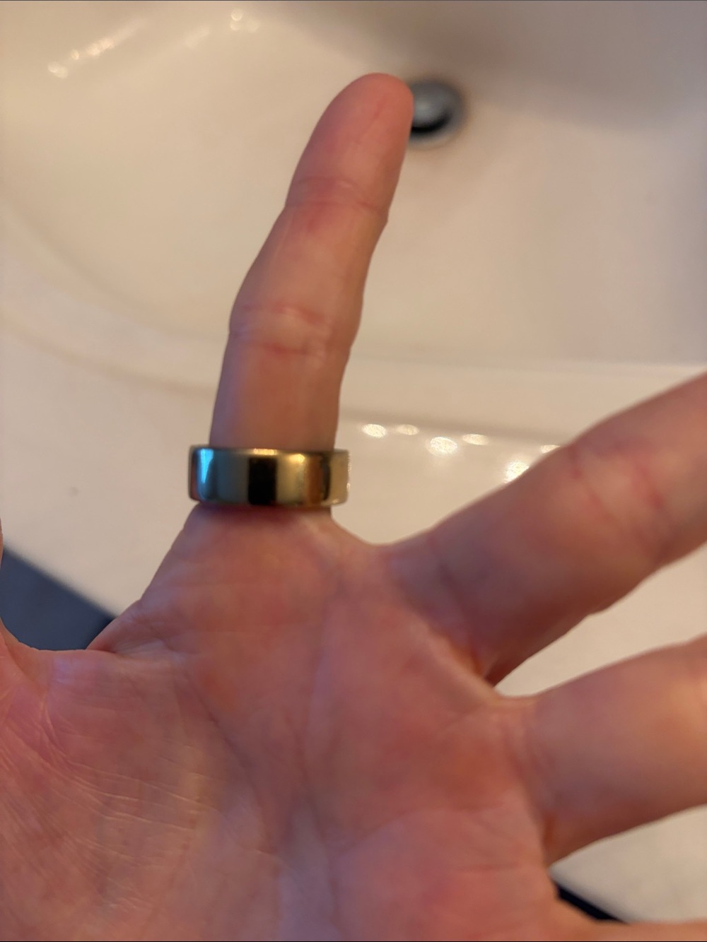 Oura Polished Metallic Gold-Tone Band Ring size 8
Series 4 - Picture 4 of 5